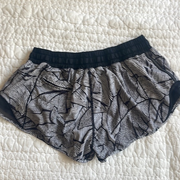 Lululemon Black & White Patterned Hotty Hot Low-Rise Lined Short 2.5" size 8 - Picture 5 of 5